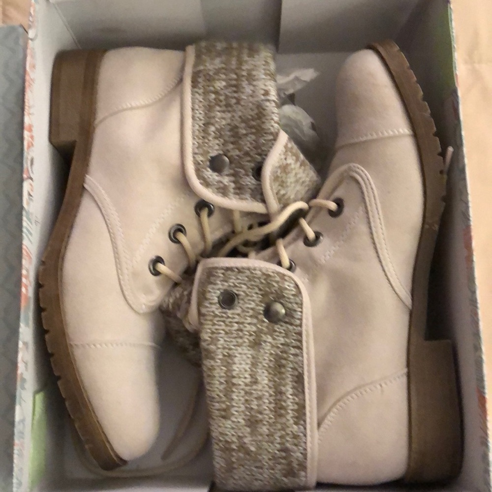 Brand new ivory Madison 2 shoes